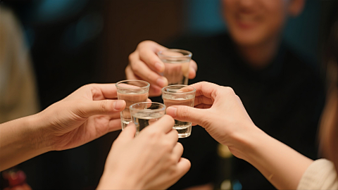 温馨热闹举杯碰杯聚会场景图片